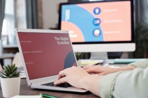 Bảng điều khiển dữ liệu phân tích trên máy tính xách tay trong văn phòng