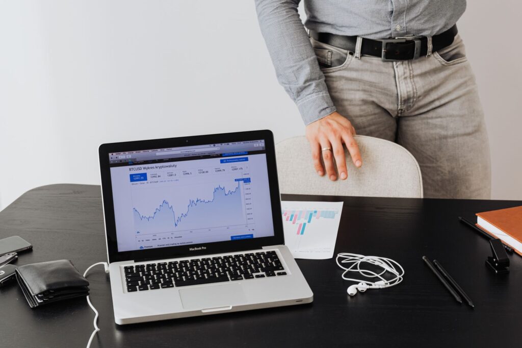Máy tính xách tay hiển thị bảng điều khiển dữ liệu CRM trong văn phòng