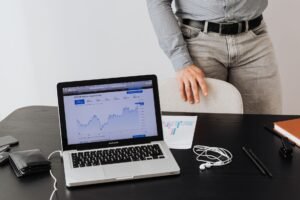 Máy tính xách tay hiển thị bảng điều khiển dữ liệu CRM trong văn phòng
