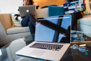 Màn hình laptop hiển thị bảng điều khiển dữ liệu chuyển đổi số