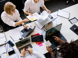 Máy tính xách tay trên bàn làm việc với bảng điều khiển dữ liệu
