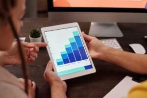 Bảng điều khiển dữ liệu phân tích trên màn hình máy tính trong văn phòng hiện đại