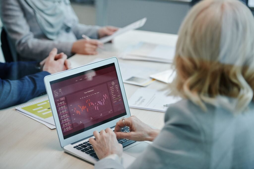 Máy tính xách tay hiển thị bảng điều khiển dữ liệu CRM trong văn phòng hiện đại
