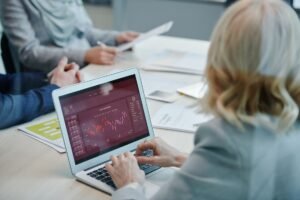 Máy tính xách tay hiển thị bảng điều khiển dữ liệu CRM trong văn phòng hiện đại