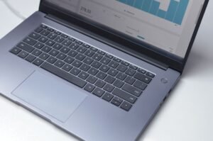 Bảng điều khiển phần mềm quản trị chi phí công nghệ trên máy tính xách tay